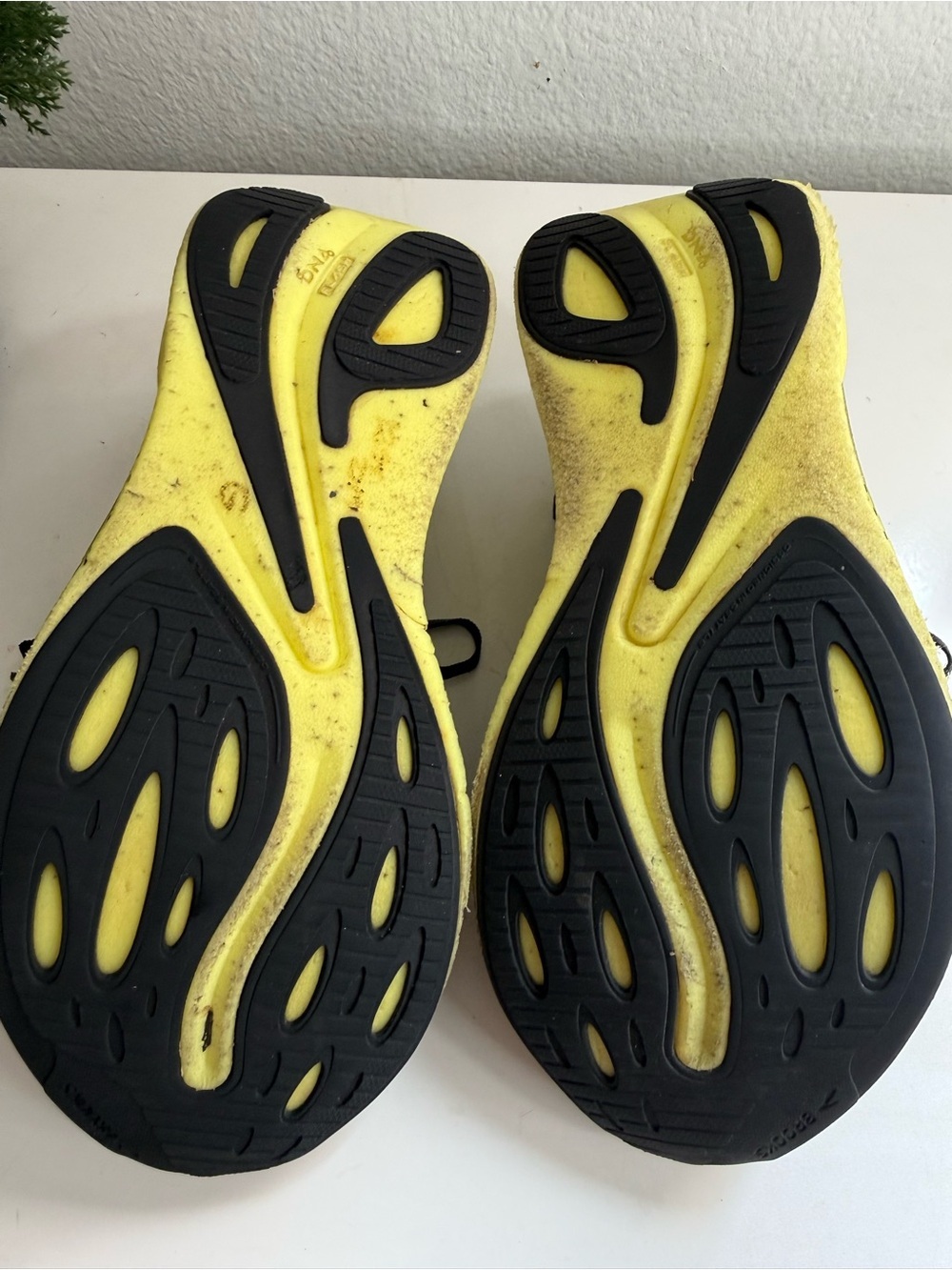 Brooks Hyperion Max men size 8.5 Running Shoe - Black & Yellow - Picture 5 of 9